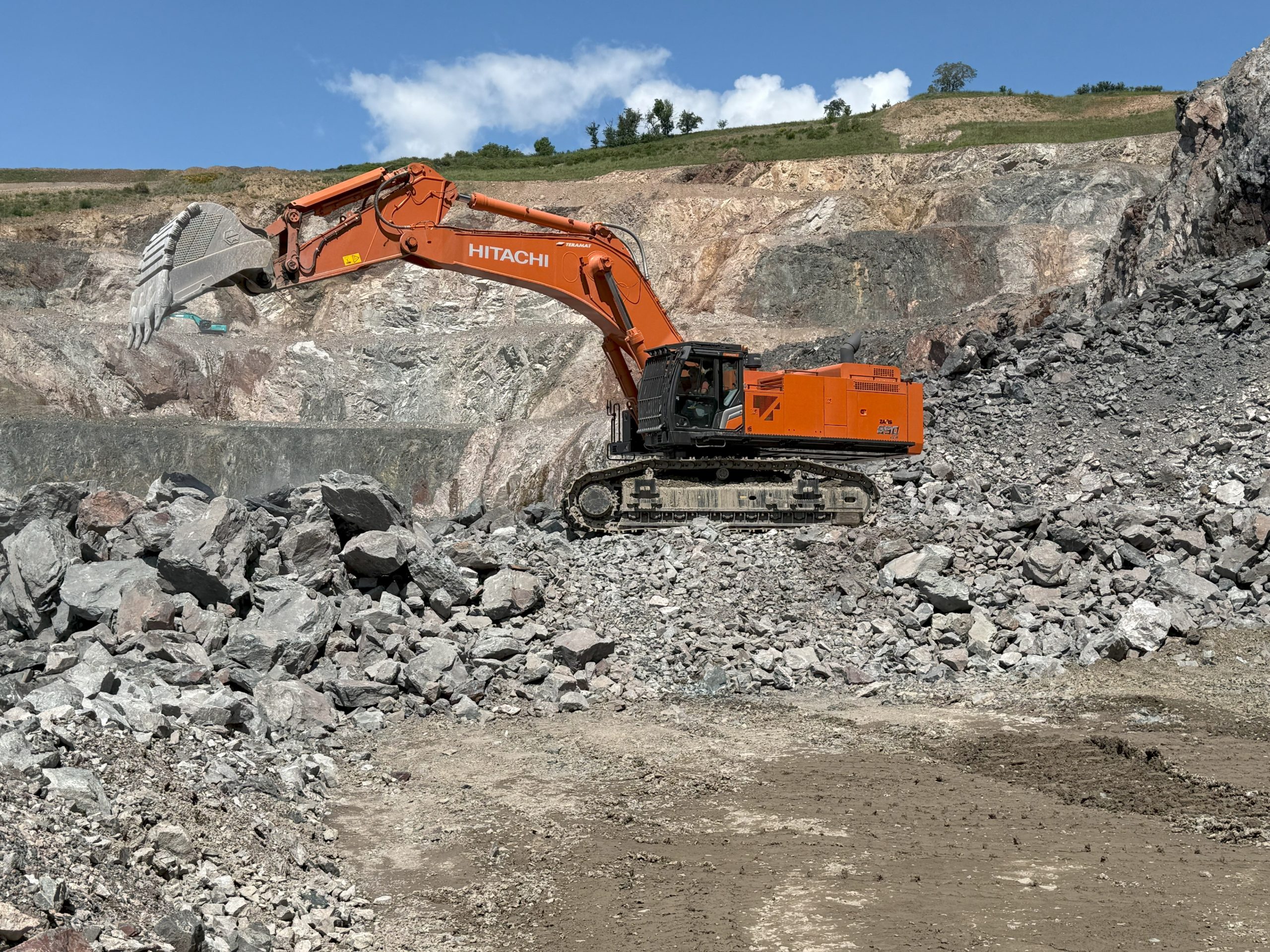 Une pelle de 90 t inaugurée chez Carrières de la Loire