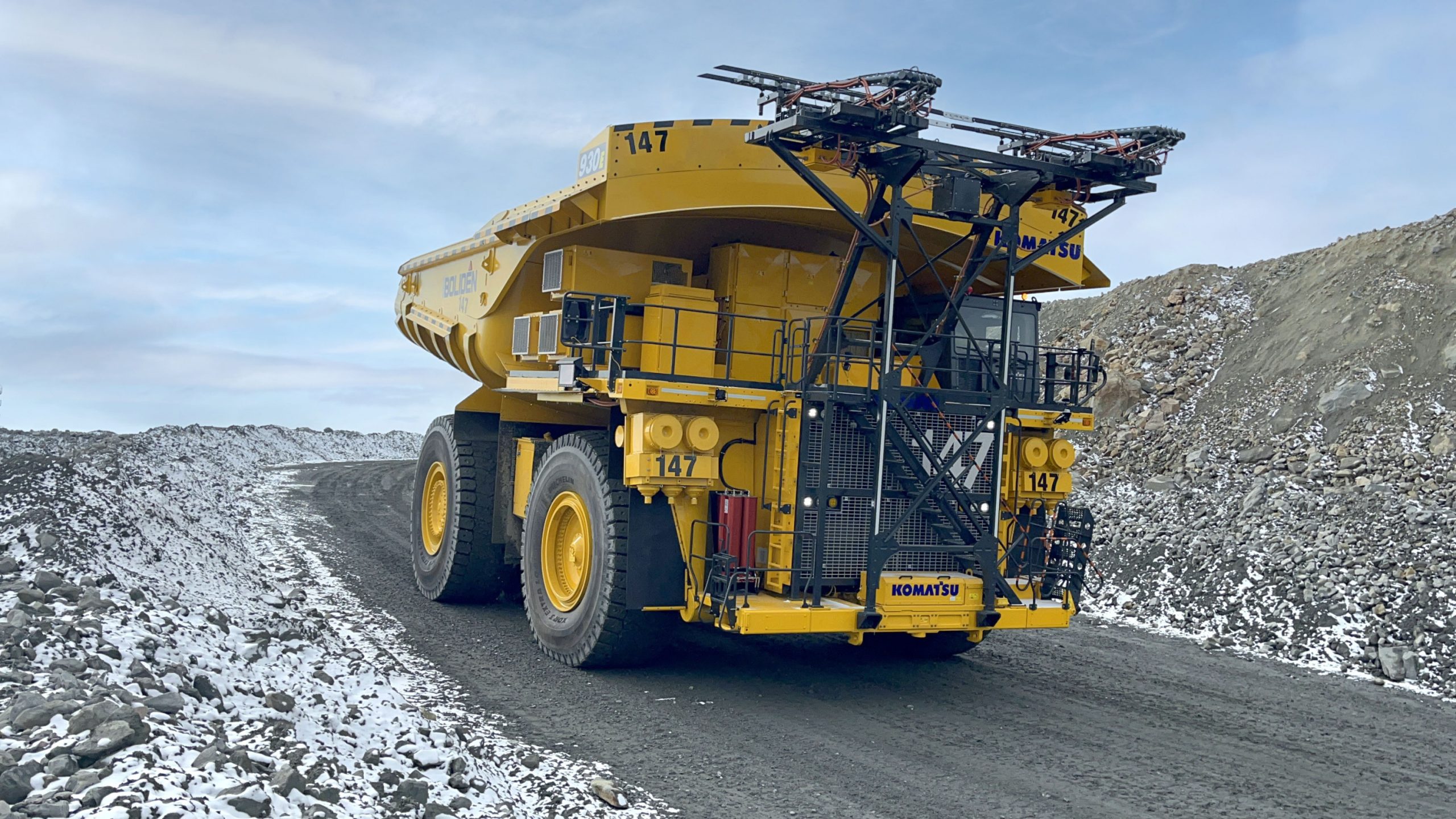 Komatsu met en service son premier tombereau diesel à trolley