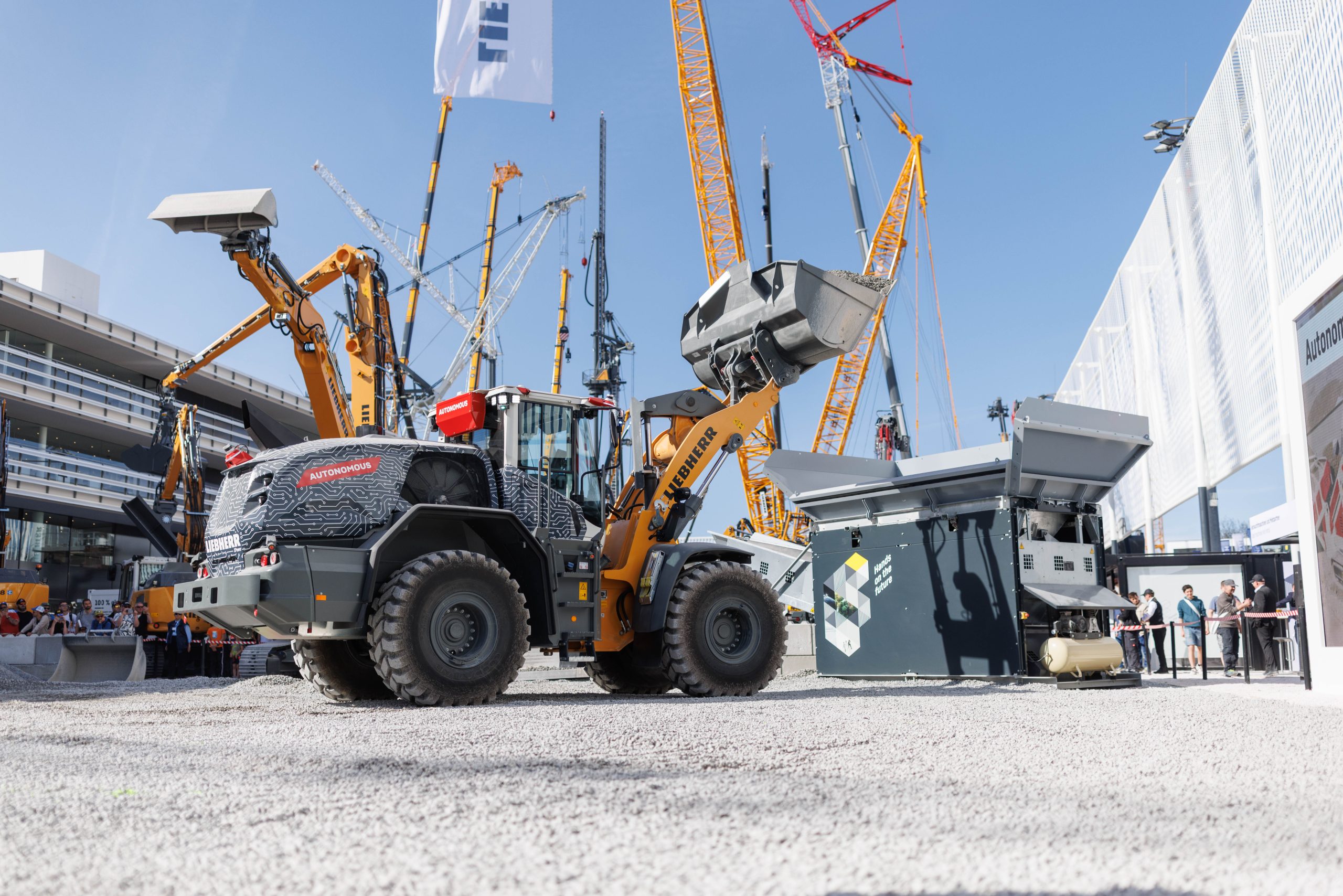 Chez Liebherr, la chargeuse autonome n’est presque plus un rêve