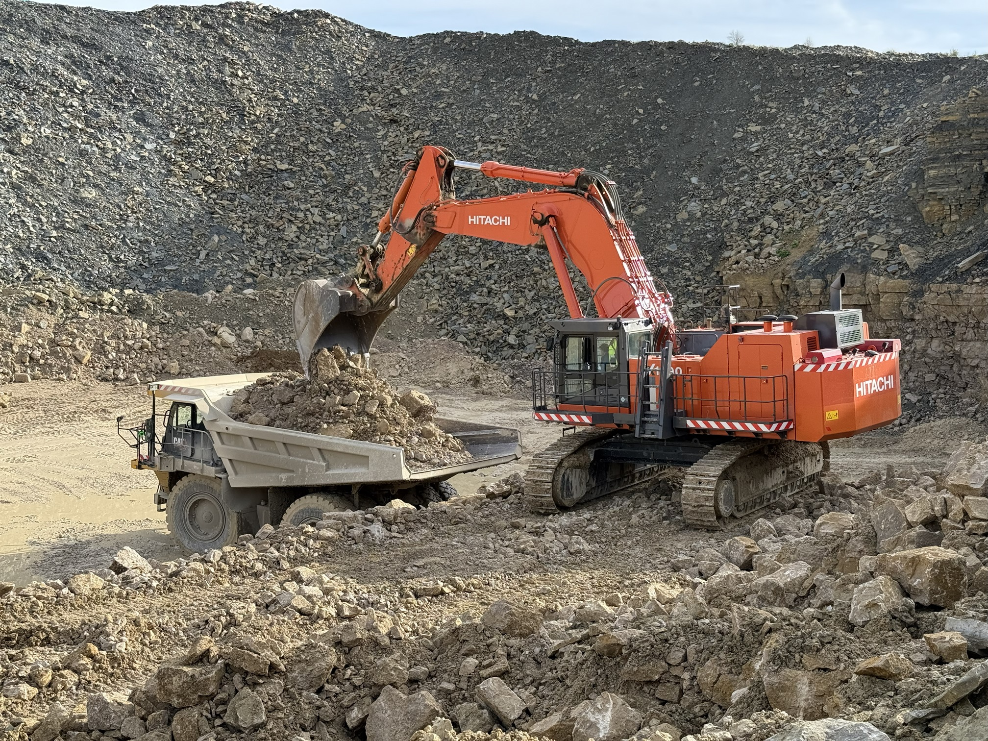 Les pelles de 120 t prennent le relai à la carrière d&rsquo;Heming