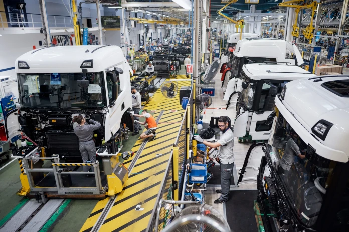 Ligne de montage des camions sur le site de Scania production à Angers