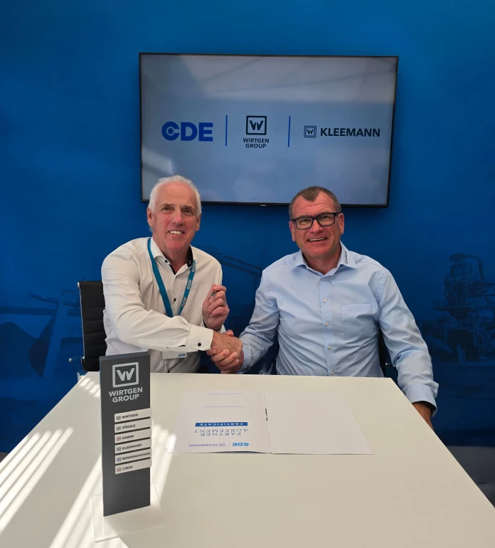 Tony Convery, président exécutif de CDE, et Alexander Knam, directeur général de Kleemann, lors de la signature de leur accord de coopération en Allemagne.