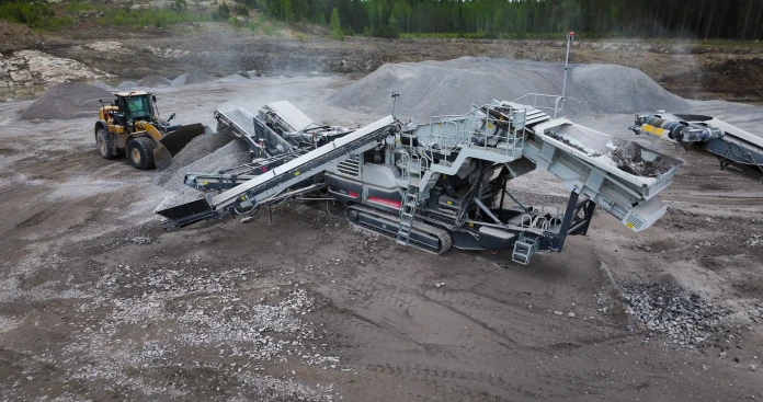 Groupe mobile de concassage Metso Lokotrack LT200HPX équipé d’un concasseur à cône HP200e, en fonctionnement en carrière.