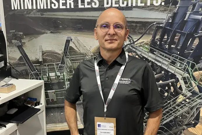 David Brismez, nouveau directeur régional des ventes de Terex Washing Systems pour l’Europe de l’Ouest, photographié sur le stand de l’entreprise au congrès de la Sim à Châlons-en-Champagne.